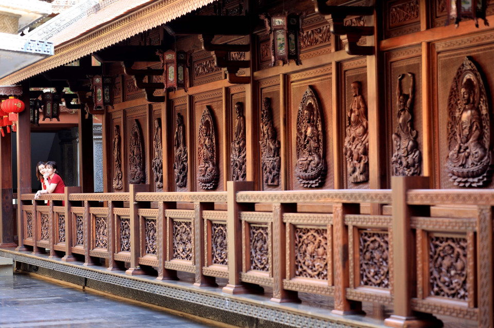 Vách và cửa gỗ được chạm trổ công phu, đầy thẩm mỹ các hình ảnh Đức Phật, La Hán, Bồ Tát và những hoa văn mang màu sắc Phật giáo. (Ảnh: Nhật Anh/TTXVN)