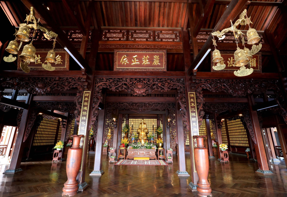 Nội thất chính điện của chùa Khải Đoan sử dụng cấu trúc trùng thiềm điệp ốc tức là hai nếp nhà với hai hệ mái nối liền với nhau, để tăng diện tích và mở rộng không gian. Đây là một kiểu kiến trúc đặc trưng của cung đình Huế. (Ảnh: Nhật Anh/TTXVN)