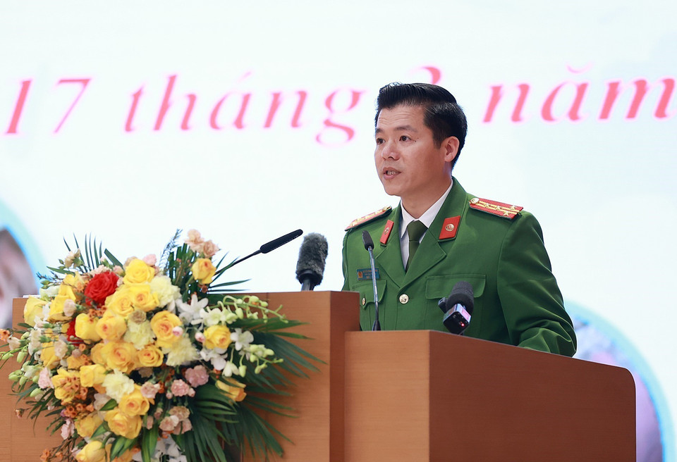 Đại tá Nguyễn Minh Khương, Trưởng đoàn công tác của Bộ Công an tham gia cứu nạn, cứu hộ tại Thổ Nhĩ Kỳ báo cáo quá trình thực hiện nhiệm vụ. (Ảnh: Dương Giang/TTXVN)