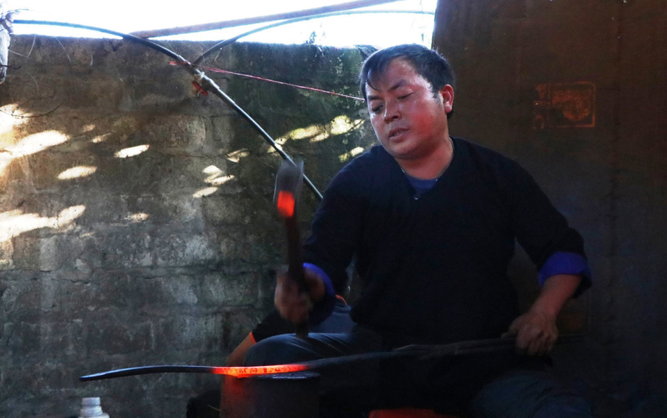 Để làm ra những sản phẩm nông cụ sinh hoạt hằng ngày sắc bén như con dao, cái cuốc, lưỡi cầy, người Mông có những bí quyết riêng được truyền từ đời ông cha. (Ảnh: Tuấn Anh/TTXVN)