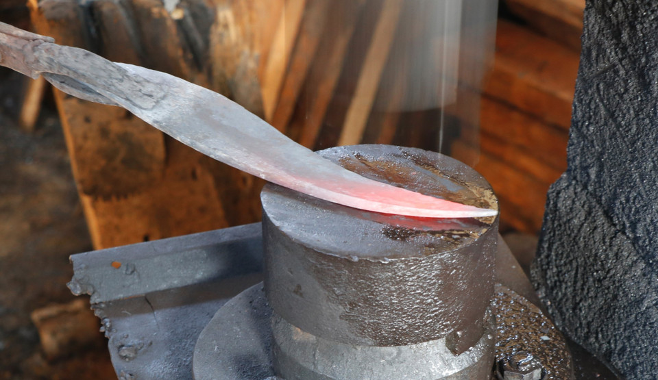 Một trong những công đoạn rèn dao. (Ảnh: Tuấn Anh/TTXVN)