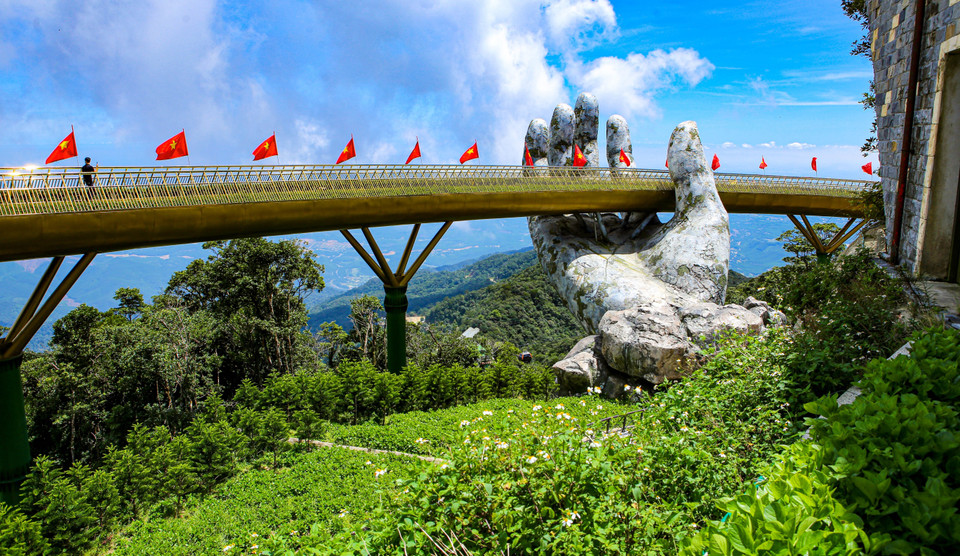 Thiết kế độc đáo là hình tượng bàn tay nâng niu cây cầu giữa không trung. (Ảnh: Trần Lê Lâm/TTXVN)