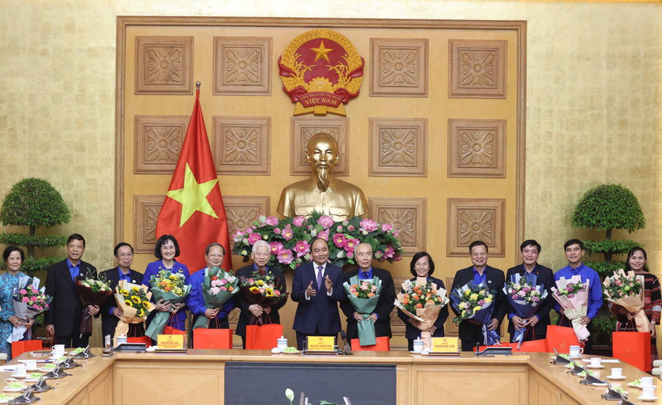 Thủ tướng Nguyễn Xuân Phúc tặng quà cho các đại biểu tại buổi gặp mặt. (Ảnh: Thống Nhất/TTXVN)