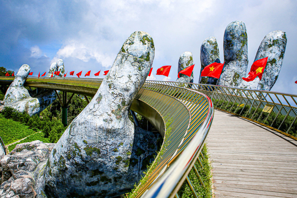 Theo thống kê của Daily Mail, trong thời gian ngắn kể từ khi chính thức mở cửa, cầu Vàng đã thu hút sự quan tâm của đông đảo du khách, với hơn 20.000 bài đăng trên mạng xã hội Instagram kèm theo hashtag #goldenbridgevietnam. (Ảnh: Trần Lê Lâm/TTXVN)