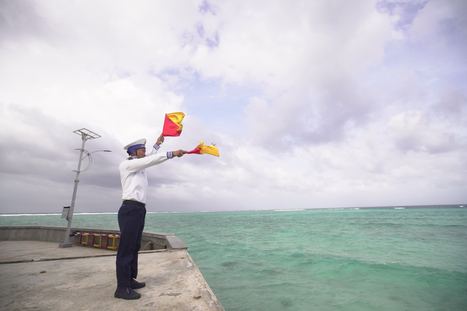 Chiến sỹ hoa tiêu cho tàu cập đảo. (Ảnh: Ngọc Đức/TTXVN)