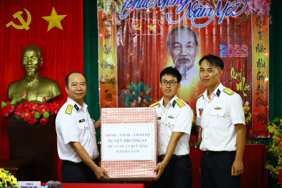 Thượng tá Phạm Văn Thọ (trái), Phó Chính ủy Lữ đoàn 146 trao quà tết cho cán bộ, chiến sỹ đảo Đá Nam. (Ảnh: Ngọc Đức/TTXVN)