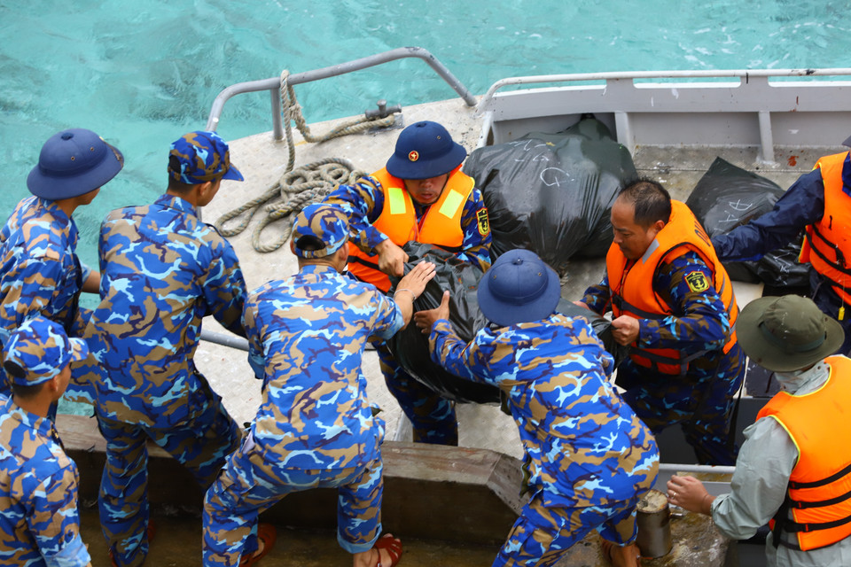 Chuyển quà Tết của đất liền lên đảo. (Ảnh: Ngọc Đức/TTXN)