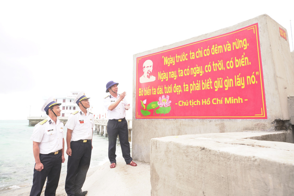 Lãnh đạo Lữ đoàn 146 hải quân cùng cán bộ và chiến sỹ trên đảo Đá Nam luôn ghi nhớ lời Bác Hồ răn dạy. (Ảnh: Ngọc Đức/TTXVN)