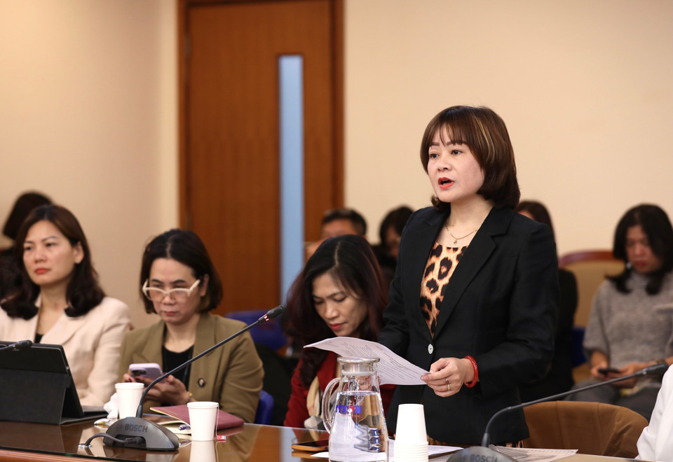 Tổng Biên tập Báo Le Courrier du Vietnam Nguyễn Hồng Nga tham luận tại Hội nghị. (Ảnh: Hoàng Hiếu/TTXVN)