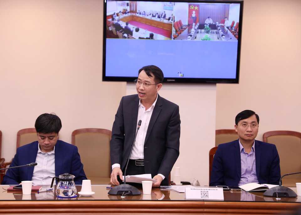 Giám đốc cơ quan TTXVN khu vực miền Trung - Tây Nguyên Nguyễn Việt Dũng tham luận tại hội nghị. (Ảnh: Hoàng Hiếu/TTXVN)