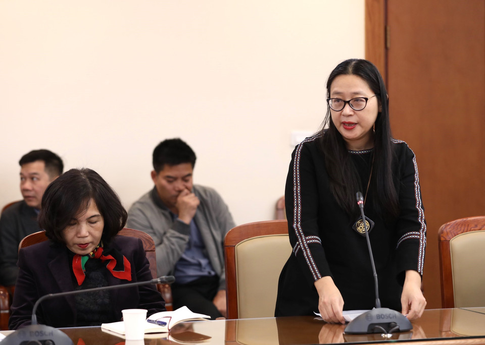 Phó trưởng Ban Biên tập tin thế giới Đặng Thanh Mai tham luận. (Ảnh: Hoàng Hiếu/TTXVN)