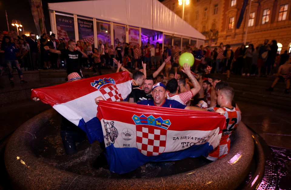 Cổ động viên của đội tuyển Croatia mừng chiến thắng sau trận bán kết World Cup 2018 giữa Croatia và Anh tại quảng trường ở Zagreb ngày 11/7. (Ảnh: AFP/ TTXVN)