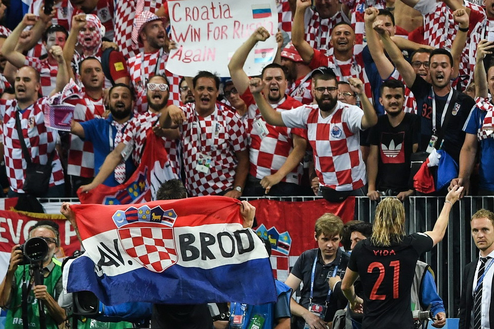 Tuyển thủ Croatia Mario Mandzukic và Domagoj Vida mừng chiến thắng sau trận bán kết World Cup 2018 giữa Croatia và Anh ở Moskva, Nga ngày 11/7. (Ảnh: AFP/TTXVN)
