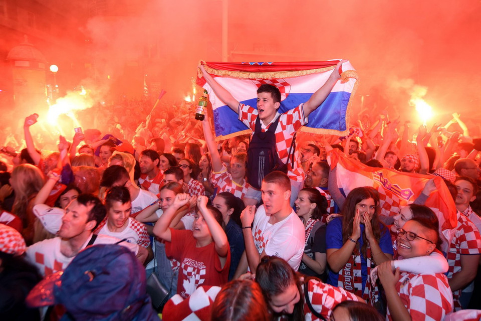 Cổ động viên của đội tuyển Croatia mừng bàn thắng thứ hai của Croatia trong trận bán kết World Cup 2018 giữa Croatia và Anh tại quảng trường ở Zagreb ngày 11/7.(Ảnh: AFP/ TTXVN)