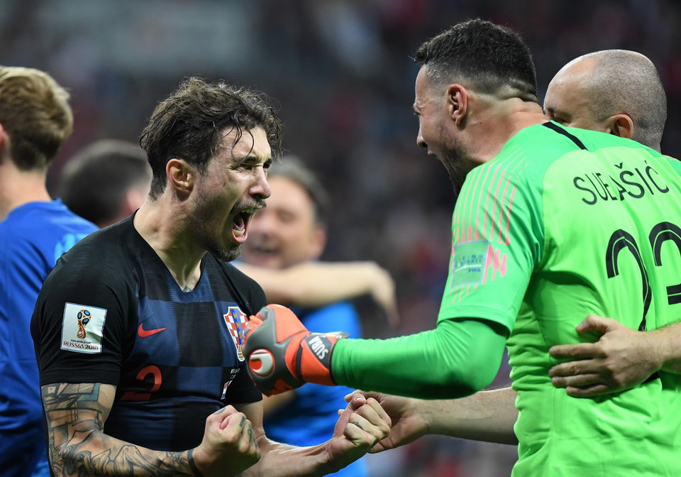 Tuyển thủ Croatia Sime Vrsaljko (trái) và thủ môn Danijel Subasic (phải) mừng chiến thắng sau trận bán kết World Cup 2018 giữa Croatia và Anh ở Moskva, Nga ngày 11/7. (Ảnh: AFP/ TTXVN)