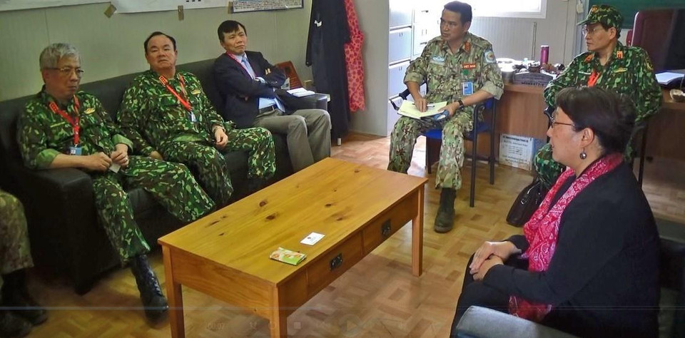 Đoàn công tác làm việc với bà Horiko Hirahama, Trưởng Căn cứ Bentiu. (Ảnh: TTXVN phát)