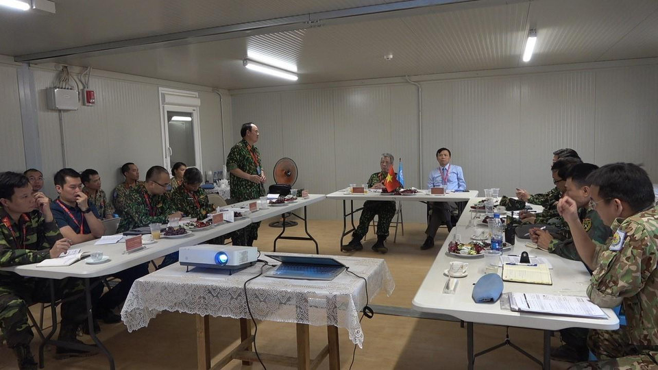 Đoàn công tác làm việc với cán bộ, chiến sỹ Bệnh viện dã chiến cấp 2 của Việt Nam và các sỹ quan Việt Nam đang hoạt động tại Phái bộ Gìn giữ hòa bình Liên hợp quốc (UNMISS) tại Nam Sudan. (Ảnh: TTXVN phát)