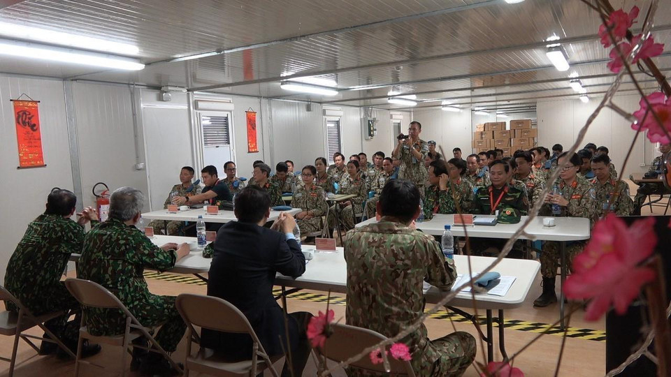 Đoàn công tác làm việc với cán bộ, chiến sỹ Bệnh viện dã chiến cấp 2 của Việt Nam và các sỹ quan Việt Nam đang hoạt động tại Phái bộ Gìn giữ hòa bình Liên hợp quốc (UNMISS) tại Nam Sudan. (Ảnh: TTXVN phát)