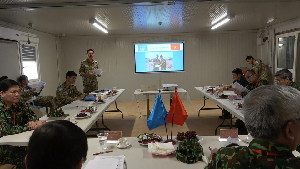  Đoàn công tác làm việc với cán bộ, chiến sỹ Bệnh viện dã chiến cấp 2 của Việt Nam và các sỹ quan Việt Nam đang hoạt động tại Phái bộ Gìn giữ hòa bình Liên hợp quốc (UNMISS) tại Nam Sudan. (Ảnh: TTXVN phát)