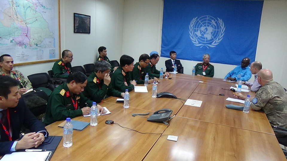 Buổi làm việc của đoàn công tác với ông Moustapha Soumaré, Phó trưởng Phái bộ Gìn giữ hòa bình Liên hợp quốc (UNMISS), ông Timothy Crowley, Phó Giám đốc cơ quan hỗ trợ phái bộ. (Ảnh: TTXVN phát)