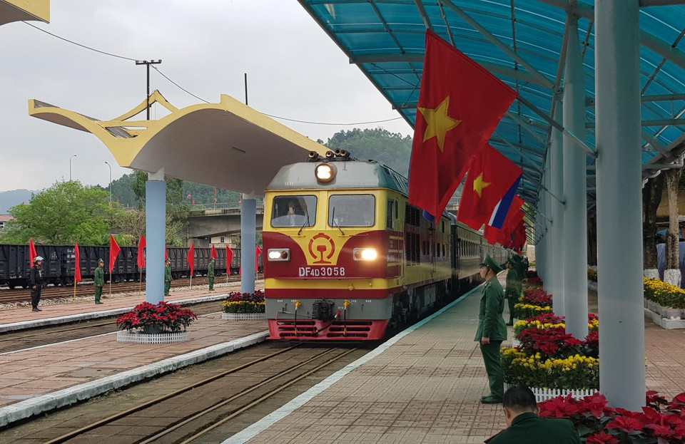 Đoàn tàu hỏa đặc biệt vào ga Đồng Đăng lúc 10 giờ 10 phút. (Ảnh: Nhan Sáng/TTXVN)