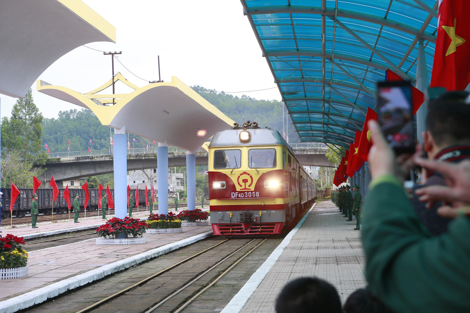 Đoàn tàu hỏa đặc biệt vào ga Đồng Đăng lúc 10 giờ 10 phút. (Ảnh: Doãn Tấn/TTXVN)