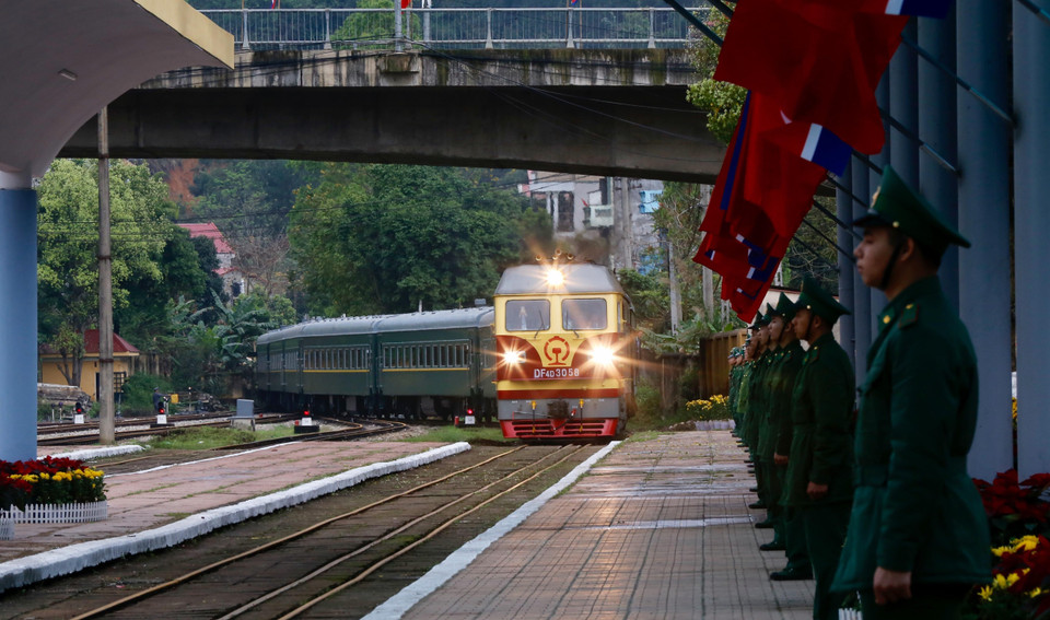 Đoàn tàu hỏa đặc biệt vào ga Đồng Đăng lúc 10 giờ 10 phút. (Ảnh: Doãn Tấn/TTXVN)