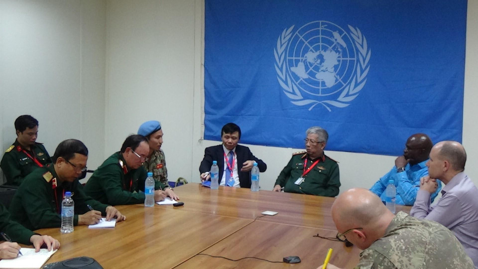 Buổi làm việc của đoàn công tác với ông Moustapha Soumaré, Phó trưởng Phái bộ Gìn giữ hòa bình Liên hợp quốc (UNMISS), ông Timothy Crowley, Phó Giám đốc cơ quan hỗ trợ phái bộ. (Ảnh: TTXVN phát)