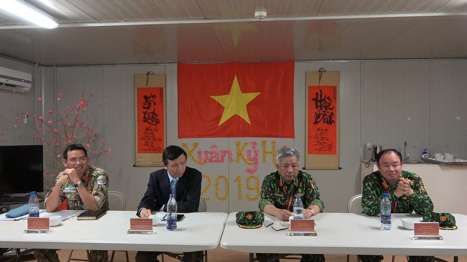 Đoàn công tác làm việc với cán bộ, chiến sỹ Bệnh viện dã chiến cấp 2 của Việt Nam và các sỹ quan Việt Nam đang hoạt động tại Phái bộ Gìn giữ hòa bình Liên hợp quốc (UNMISS) tại Nam Sudan. (Ảnh: TTXVN phát)