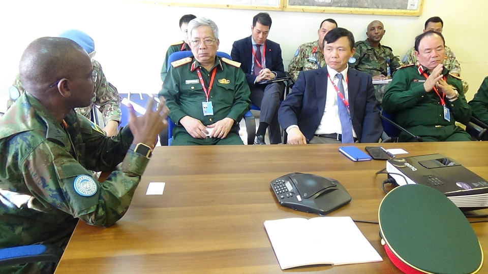 Buổi làm việc của đoàn công tác với Trung tướng Frank Mushyo Kamanzi, Tư lệnh Quân sự Phái bộ UNMISS. (Ảnh: TTXVN phát)