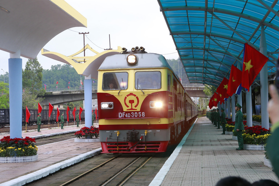 Đoàn tàu hỏa đặc biệt vào ga Đồng Đăng lúc 10 giờ 10 phút. (Ảnh: Doãn Tấn/TTXVN)