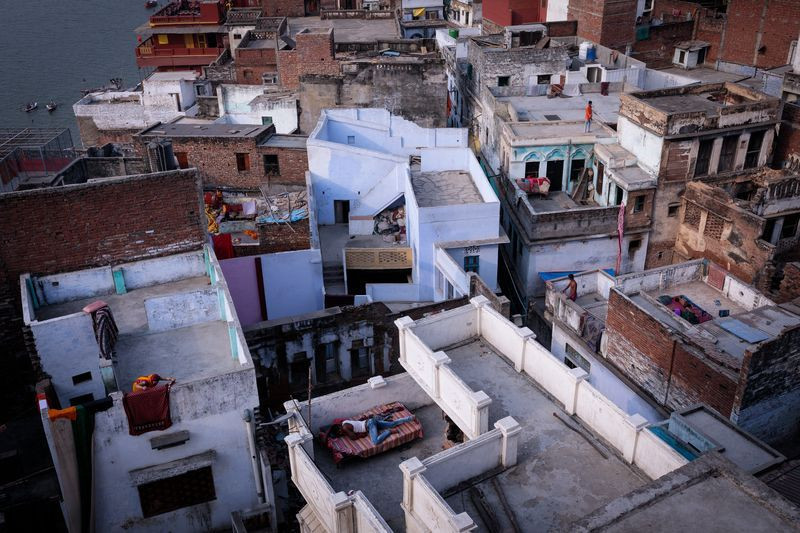 Ngày bắt đầu ở Varanasi, thành phố thiêng liêng nhất ở Ấn Độ dành cho người Hindu. (Nguồn: NatGeo)