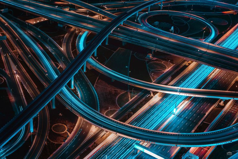 Giao lộ Sheikh Zayed ở Dubai lung linh trong ánh đèn đêm. (Nguồn: NatGeo) Để có được bức ảnh tuyệt đẹp này, tác giả đã đứng trên tầng 42 của khách sạn Shangri-La để chụp.