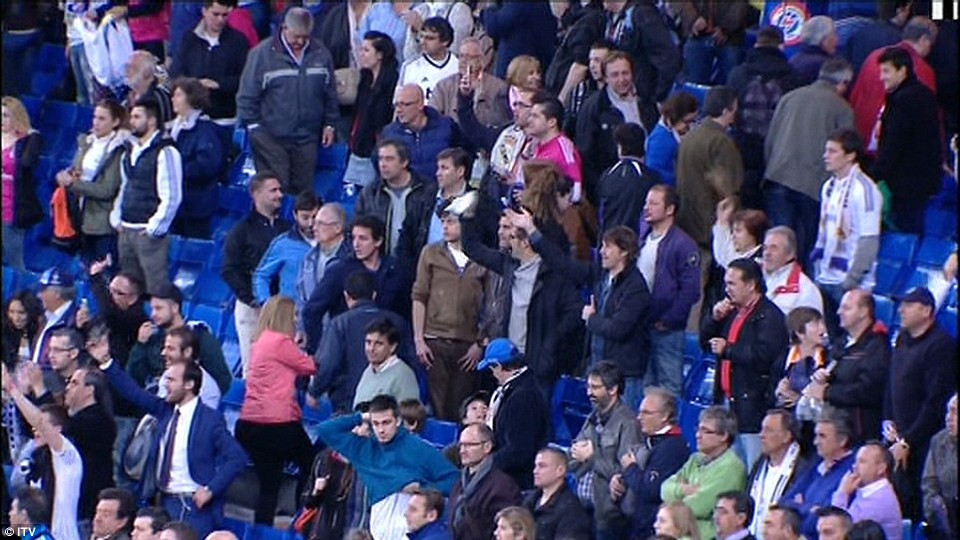 Người hâm mộ Real cảm thấy giận giữ và lo lắng, bởi nếu thua 1 bàn nữa thì đội nhà sẽ bị loại,