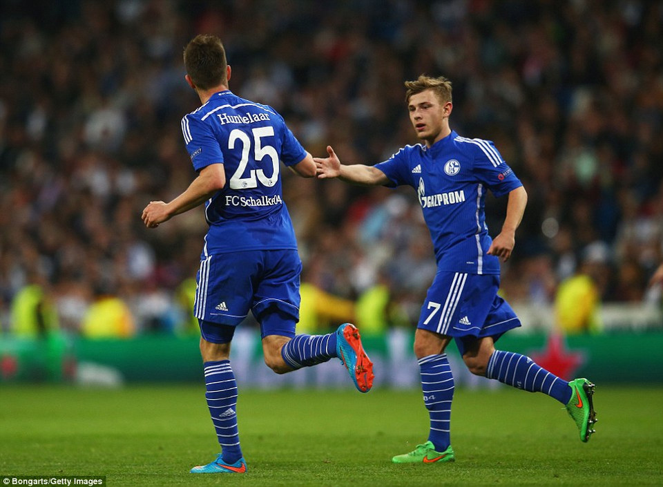 Phút 84, Klaas Jan Huntelaar khiến Bernabeu như chết lặng với bàn thắng nâng tỷ số lên 4-3.