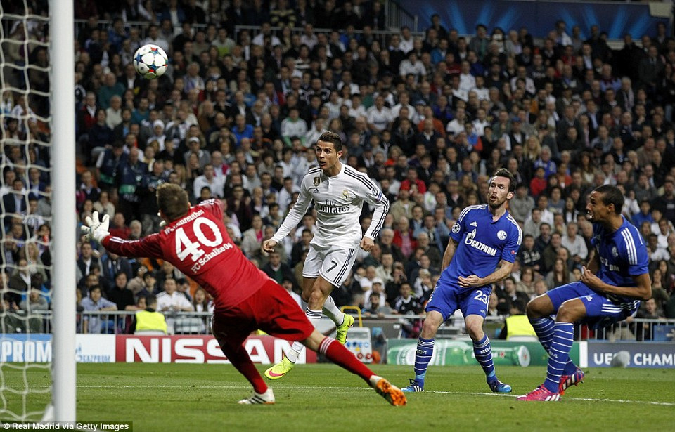 Phút 45, Ronaldo một lần nữa lại thực hiện phá đánh đầu gỡ hòa 2-2 cho Real.