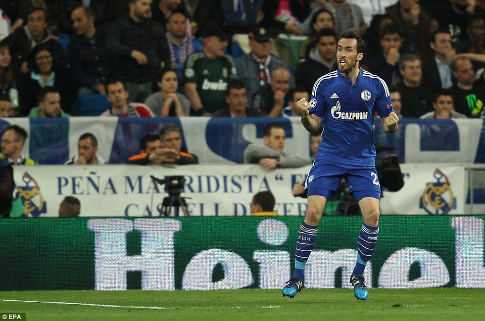 ... và có bàn thắng vượt lên dẫn trước của Christian Fuchs ở phút 20.