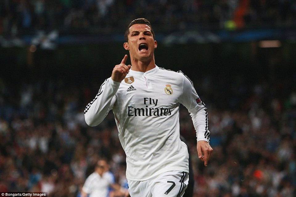 Tuy nhiên, chỉ 5 phút sau, Ronaldo đã gỡ hòa 1-1 cho Real Madrid bằng pha đánh đầu.