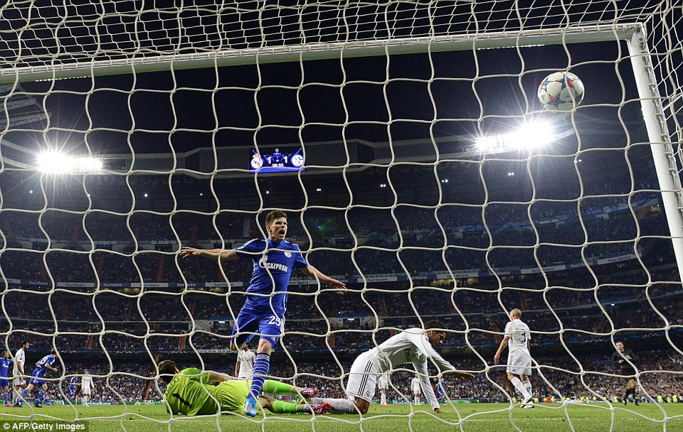 Sau pha đệm bóng cận thành từ tình huống bắt bóng không dính của Iker Casillas.