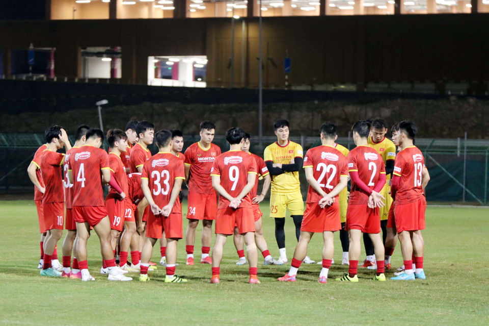 Đội tuyển Việt Nam họp rút kinh nghiệm trên sân sau khi kết thúc buổi tập. (Ảnh: TTXVN phát)