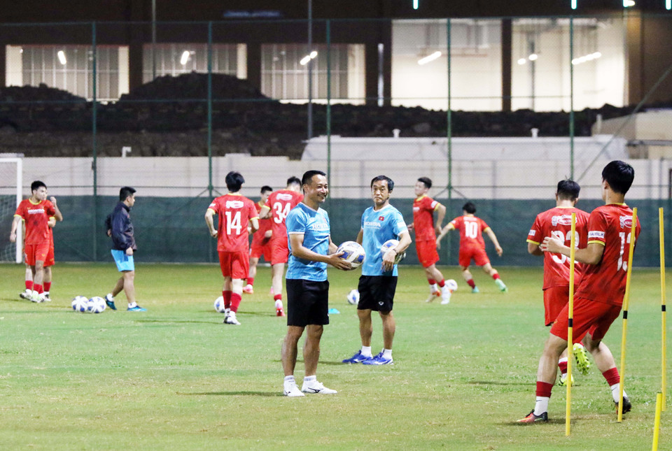 Trợ lý huấn luyện viên Vũ Hồng Việt (giữa) quan sát các cầu thủ luyện tập. (Ảnh: TTXVN phát)