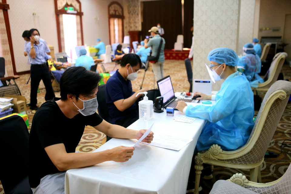 Nhiều người tình nguyện hiến máu sáng 4/8/2021. (Ảnh: Thành Chung/TTXVN)