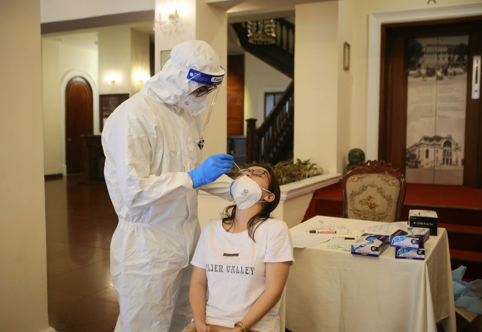 Người dân được test COVID-19 trước khi tham gia hiến máu. (Ảnh: Thành Chung/TTXVN)