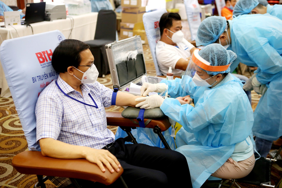 Ông Lâm Đình Thắng, Giám đốc Sở Thông tin và Truyền thông Thành phố Hồ Chí Minh, tham gia hiến máu sáng 4/8/2021. (Ảnh: Thành Chung/TTXVN)