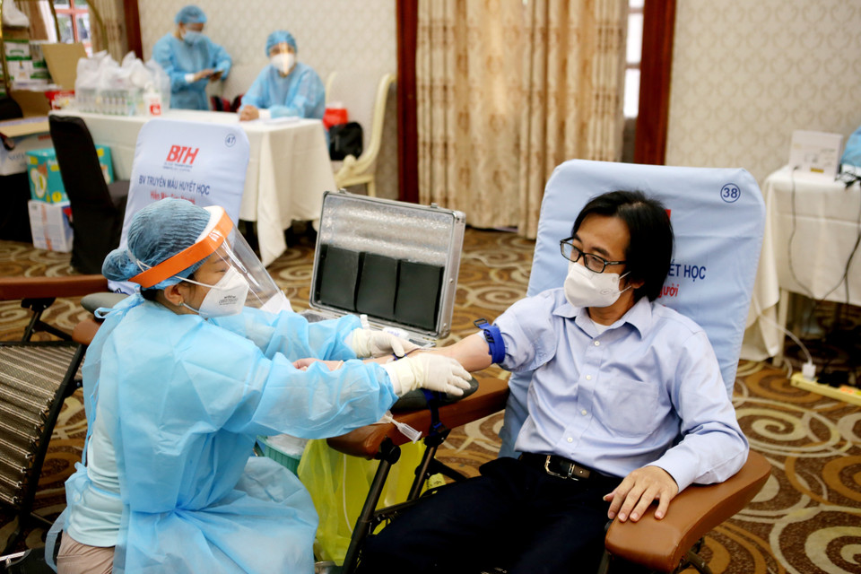 Nhiều người tình nguyện hiến máu sáng 4/8/2021. (Ảnh: Thành Chung/TTXVN)