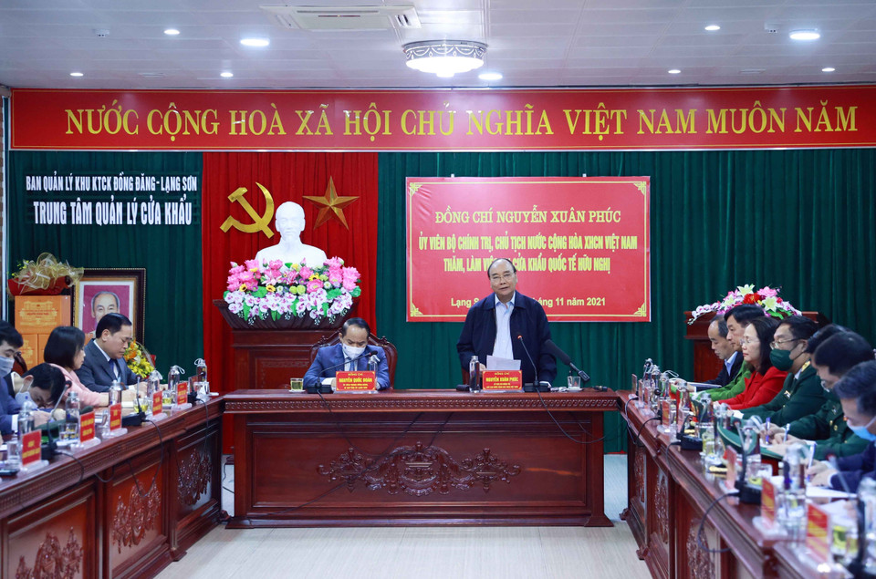 Chủ tịch nước Nguyễn Xuân Phúc phát biểu tại buổi làm việc ở Cửa khẩu quốc tế Hữu Nghị. (Ảnh: Thống Nhất/TTXVN)