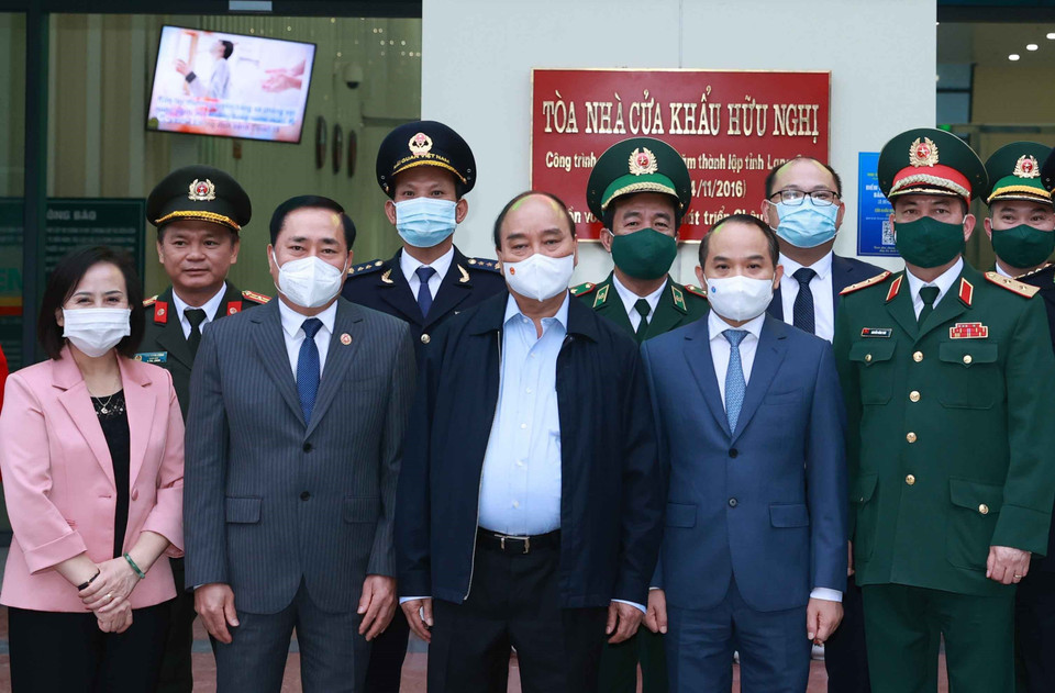 Chủ tịch nước Nguyễn Xuân Phúc chụp ảnh chung với các đại biểu và cán bộ, chiến sỹ lực lượng hải quan, biên phòng Cửa khẩu quốc tế Hữu Nghị, tỉnh Lạng Sơn. (Ảnh: Thống Nhất/TTXVN)