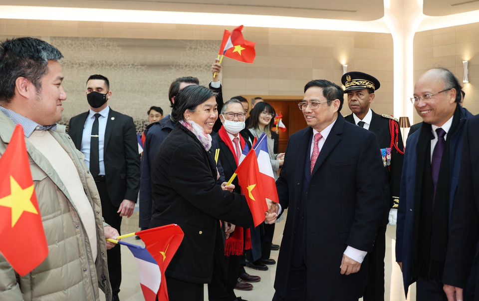 Cán bộ Đại sứ quán và đại diện kiều bào Việt Nam đón Thủ tướng Phạm Minh Chính tại sân bay Orly ở thủ đô Paris. (Ảnh: Dương Giang/TTXVN)