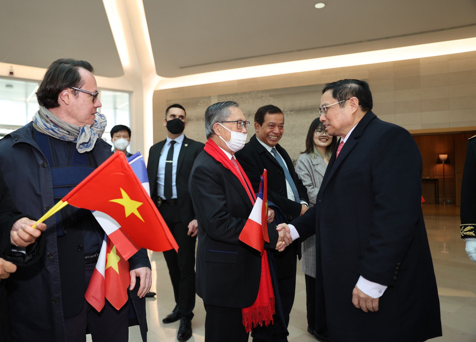 Cán bộ Đại sứ quán và đại diện kiều bào Việt Nam đón Thủ tướng Phạm Minh Chính tại sân bay Orly ở thủ đô Paris. (Ảnh: Dương Giang/TTXVN)