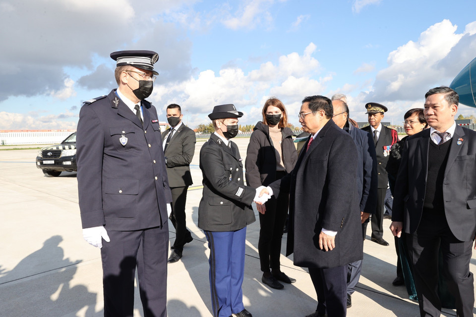 Các quan chức Pháp đón Thủ tướng Phạm Minh Chính tại sân bay Orly ở thủ đô Paris. (Ảnh: Dương Giang/TTXVN)